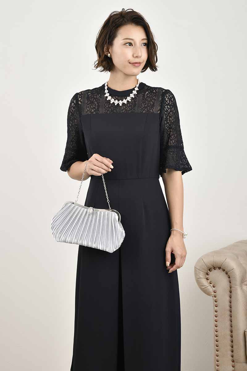 ネイビーのフレアスリーブスリット入りドレス