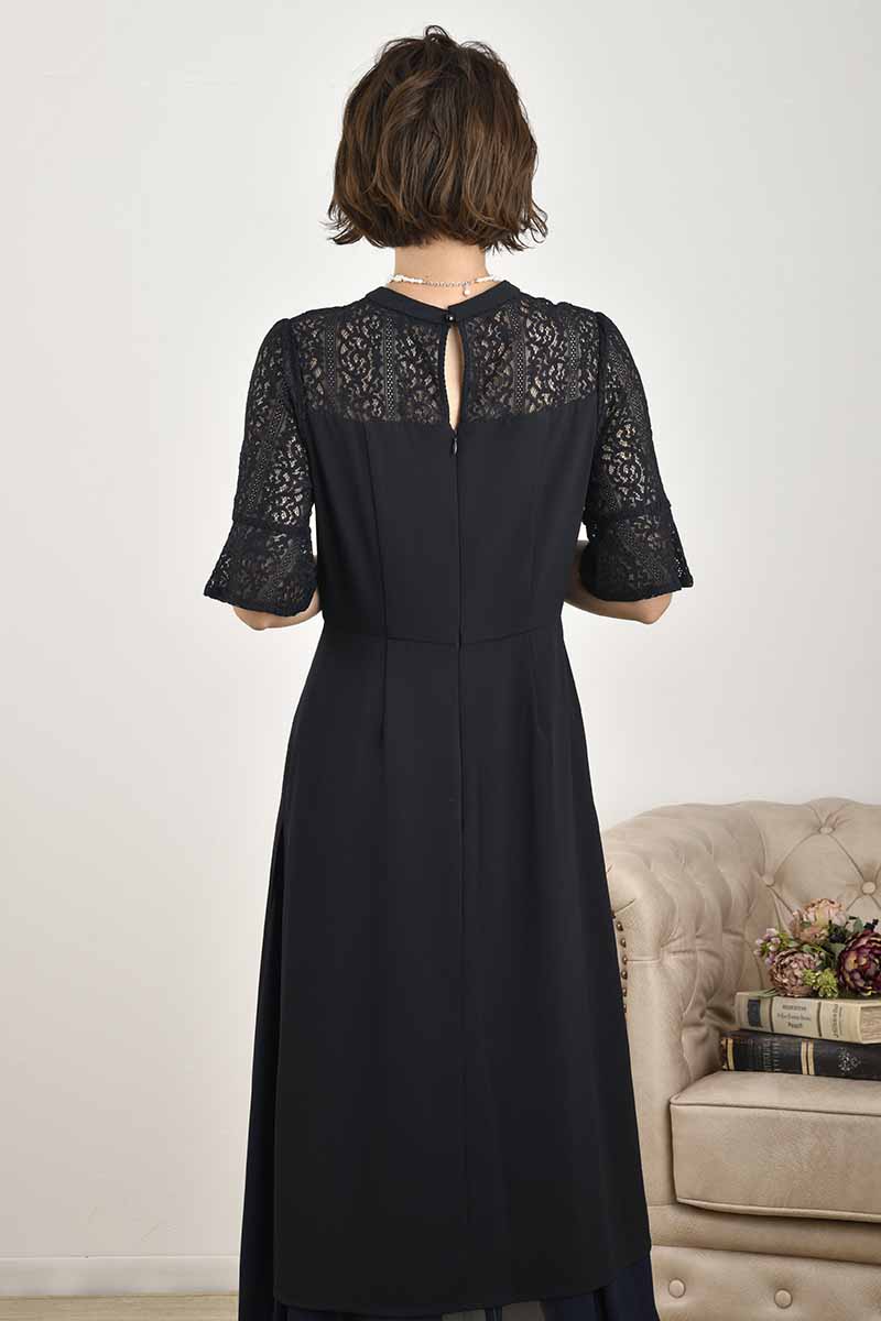 ネイビーのフレアスリーブスリット入りドレス