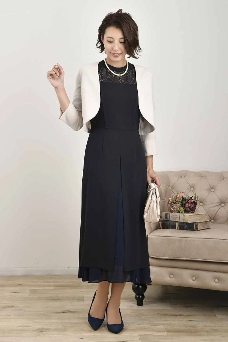 ネイビーのフレアスリーブスリット入りドレス