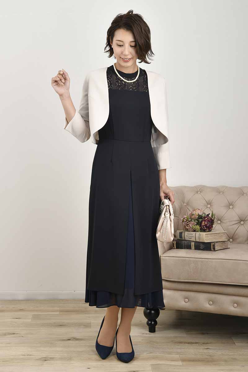 ネイビーのフレアスリーブスリット入りドレス