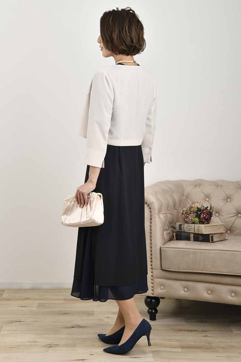 ネイビーのフレアスリーブスリット入りドレス