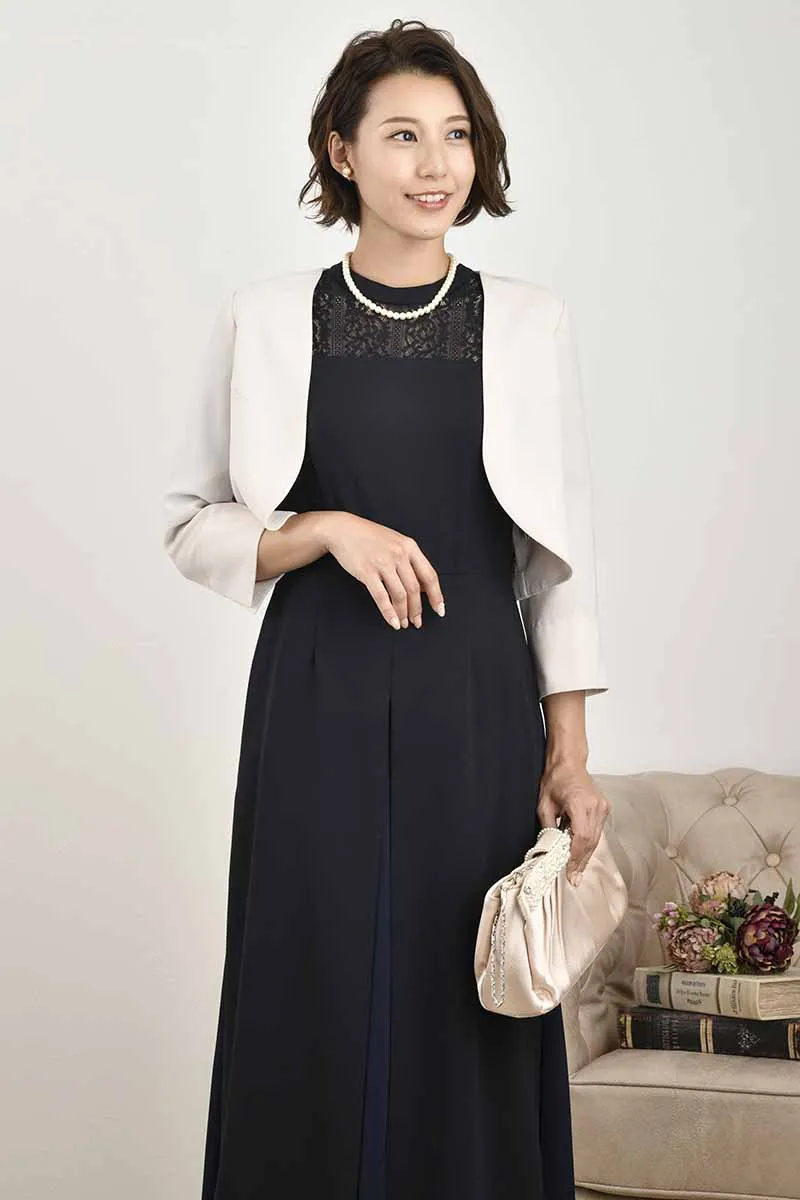 ネイビーのフレアスリーブスリット入りドレス