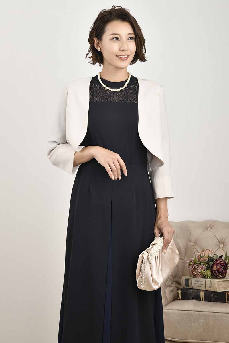 ネイビーのフレアスリーブスリット入りドレス