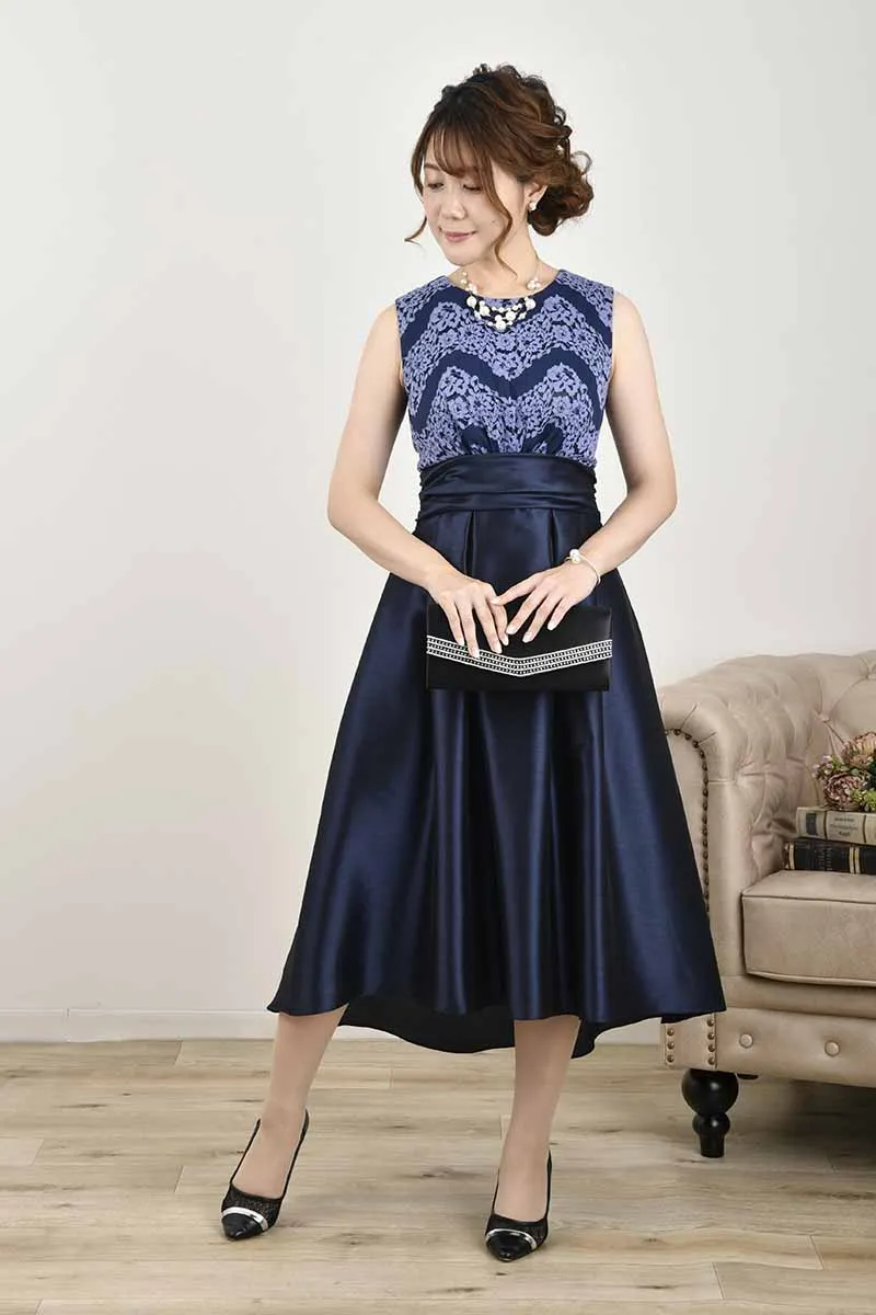 ブルーのレース切替フィットアンドフレアドレス