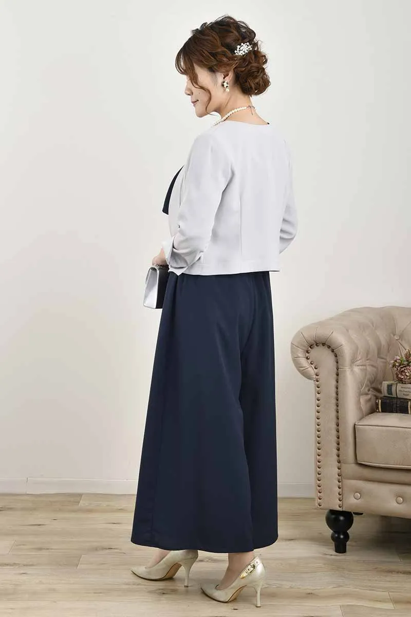 ネイビーのデコルテレースパンツドレス