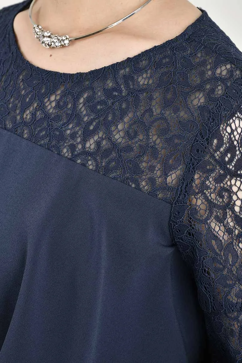ネイビーのデコルテレースパンツドレス