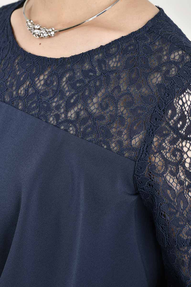 ネイビーのデコルテレースパンツドレス
