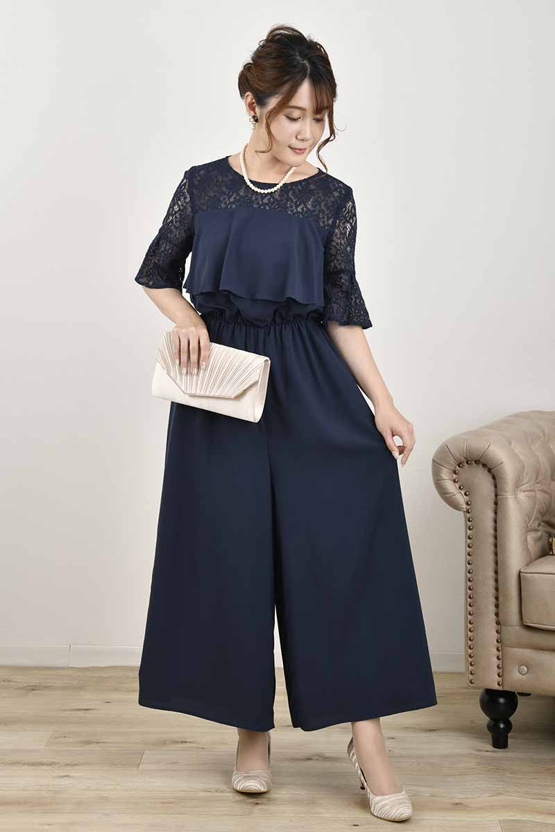ネイビーのデコルテレースパンツドレス