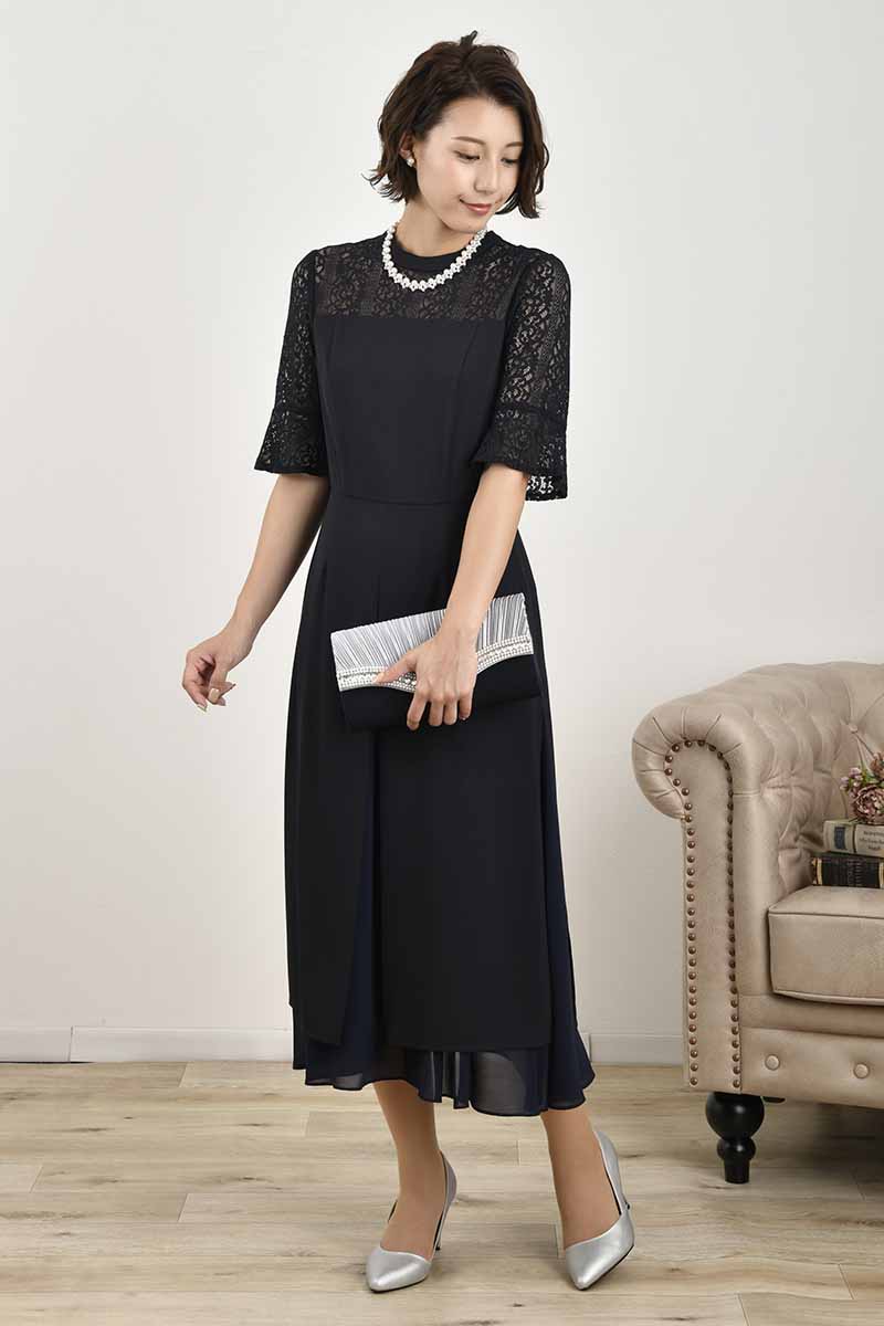 ネイビーのフレアスリーブスリット入りドレス