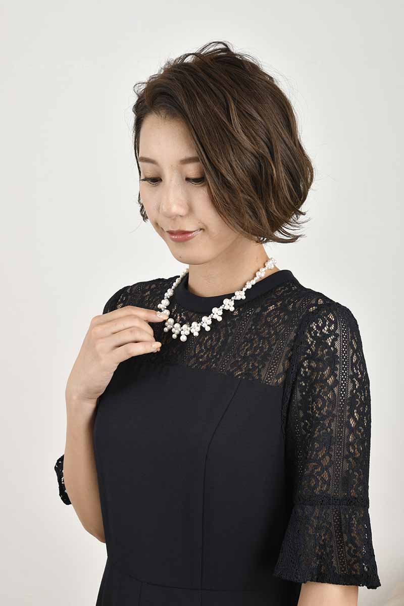 ネイビーのフレアスリーブスリット入りドレス