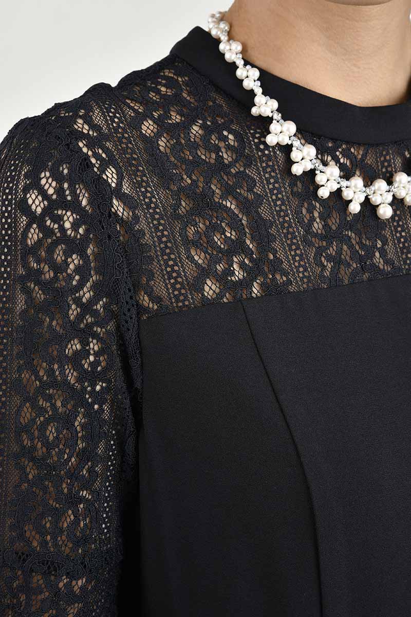 ネイビーのフレアスリーブスリット入りドレス