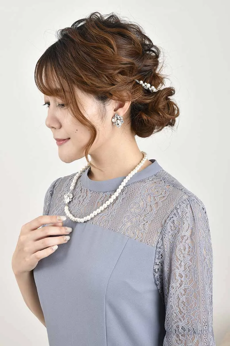 ブルーグレーのフレアスリーブスリット入りドレス