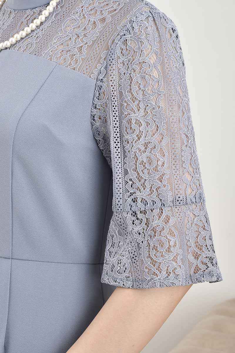 ブルーグレーのフレアスリーブスリット入りドレス