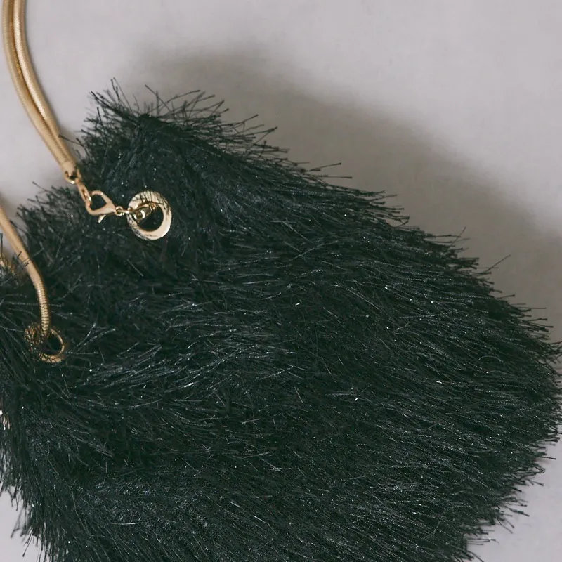 ブラックのシャギーファーバッグ