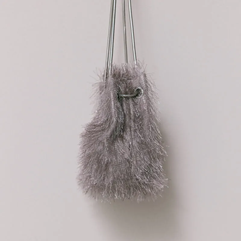 グレーのシャギーファーバッグ