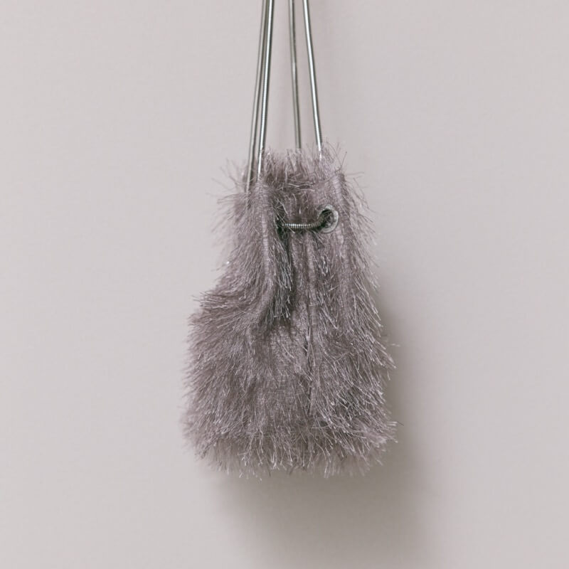 グレーのシャギーファーバッグ