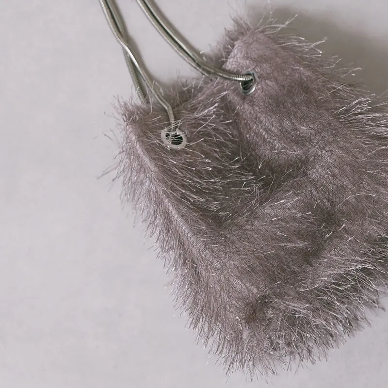 グレーのシャギーファーバッグ