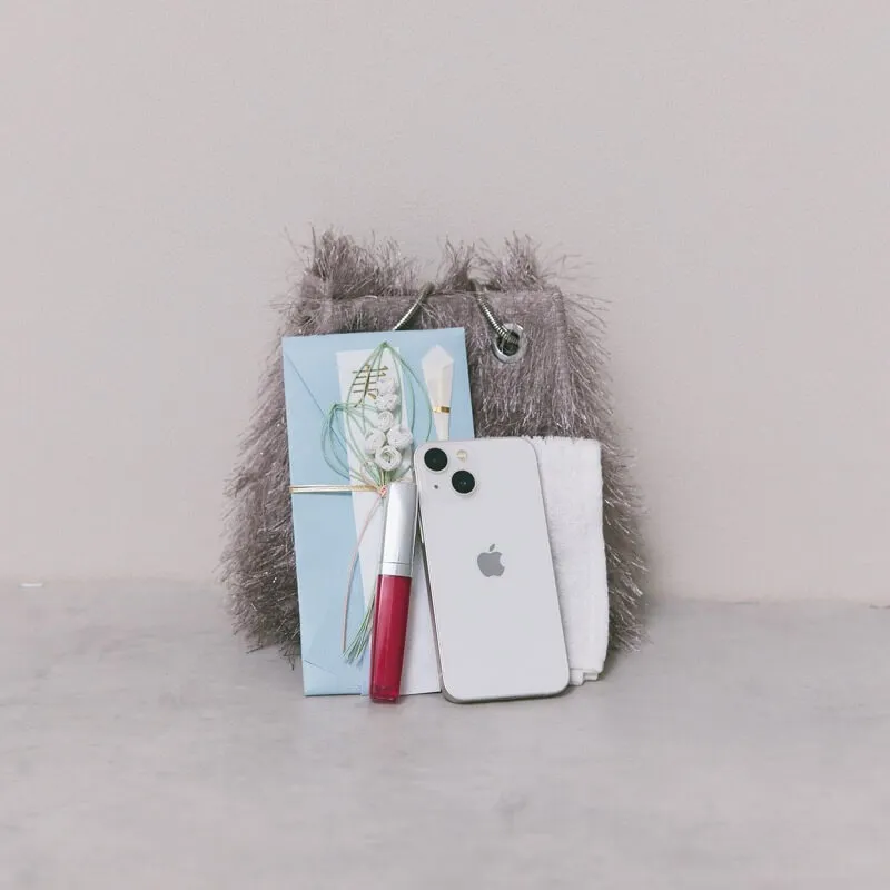 グレーのシャギーファーバッグ