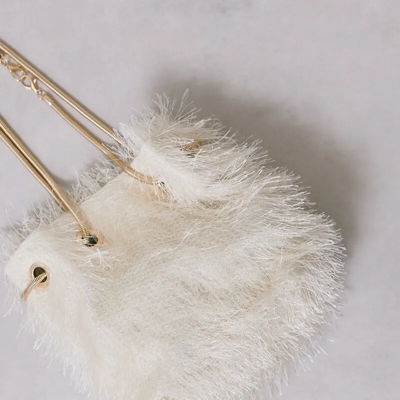 ベージュのシャギーファーバッグ