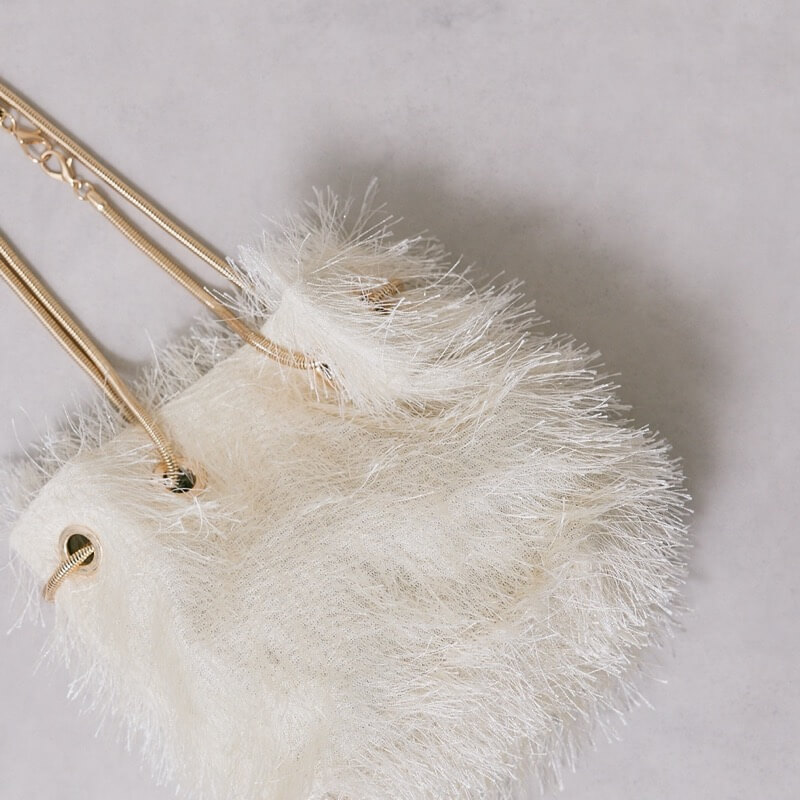 ベージュのシャギーファーバッグ