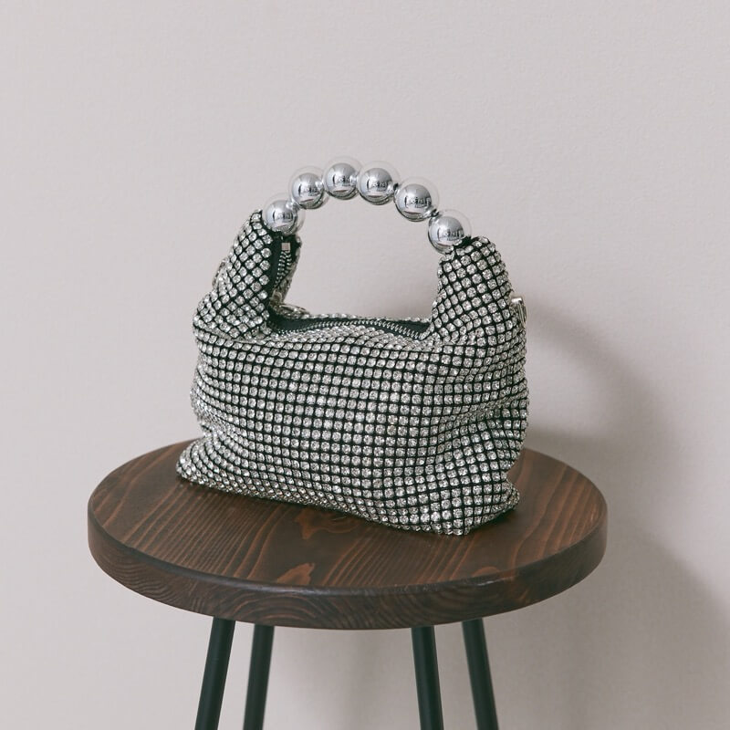 シルバーのボールハンドルバッグ