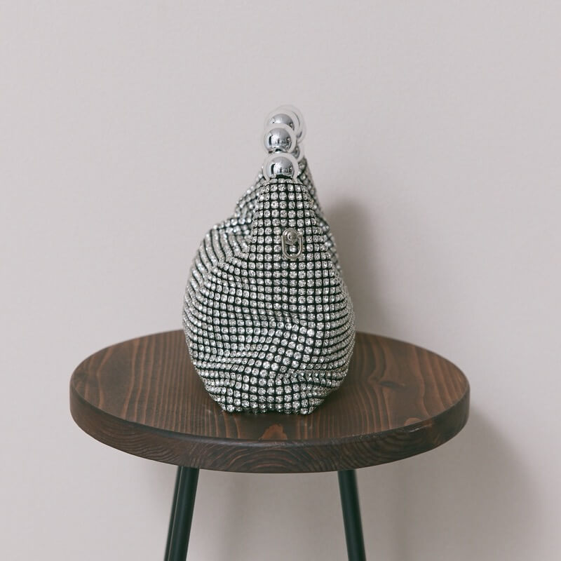 シルバーのボールハンドルバッグ