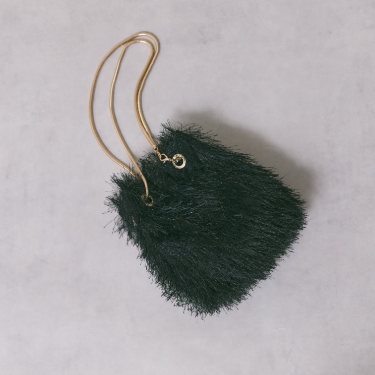 ブラックのシャギーファーバッグ