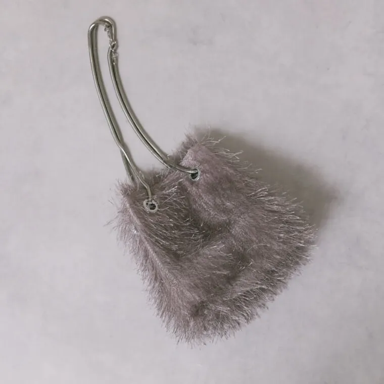 グレーのシャギーファーバッグ