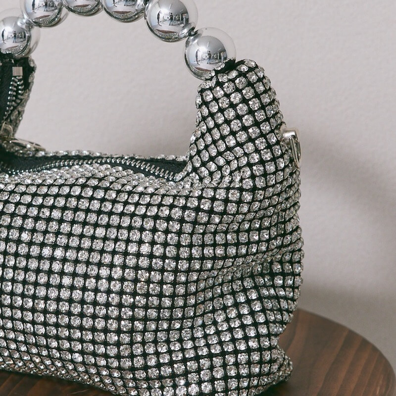 シルバーのボールハンドルバッグ