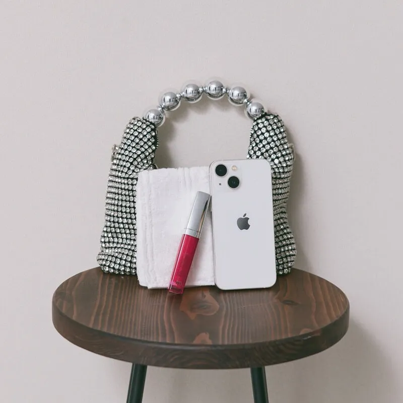 シルバーのボールハンドルバッグ