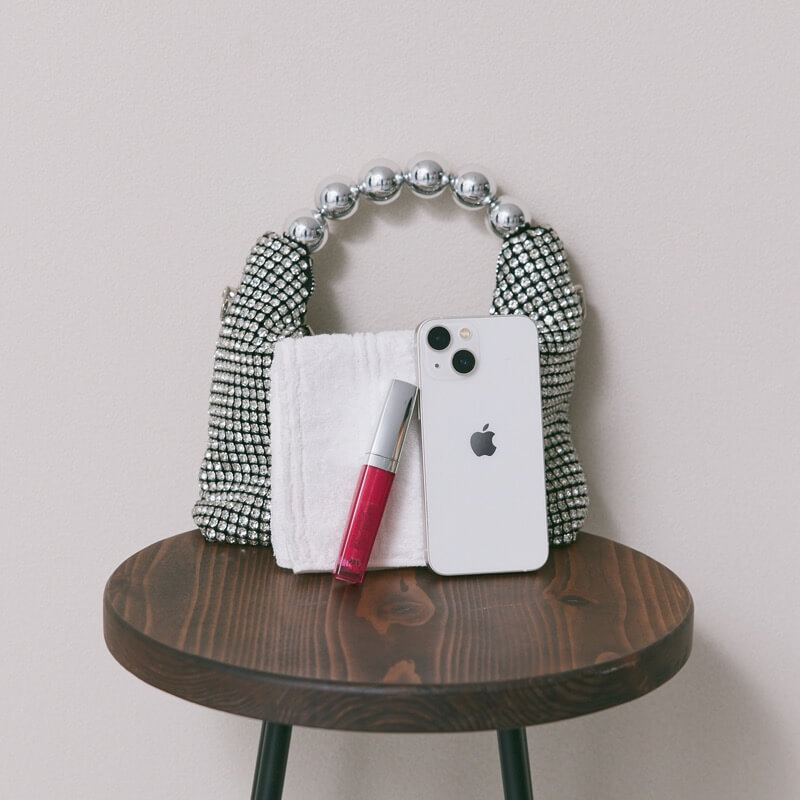 シルバーのボールハンドルバッグ