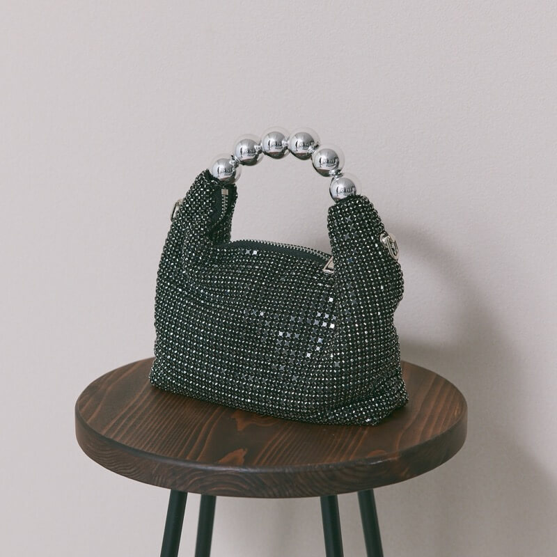 ブラックのボールハンドルバッグ