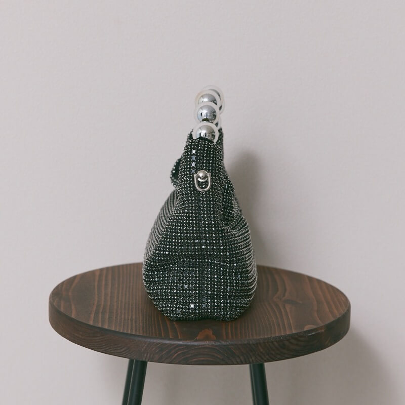 ブラックのボールハンドルバッグ