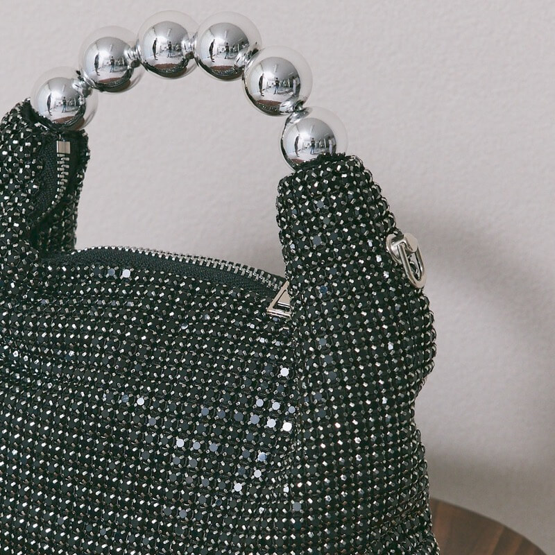 ブラックのボールハンドルバッグ