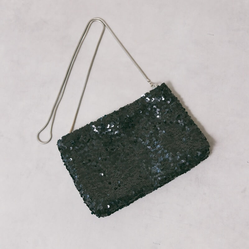 ブラックのスパンコールクラッチバッグ