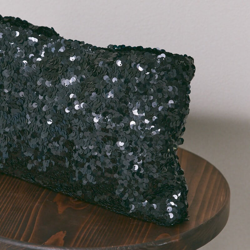 ブラックのスパンコールクラッチバッグ