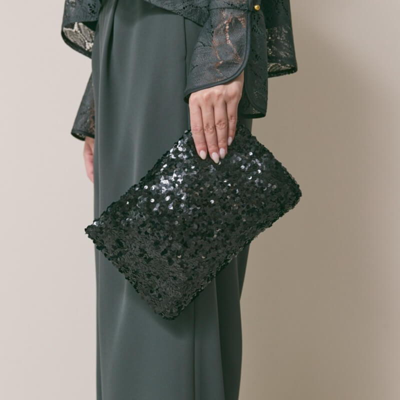 ブラックのスパンコールクラッチバッグ