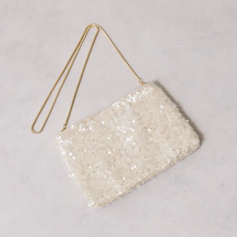 ベージュのスパンコールクラッチバッグ