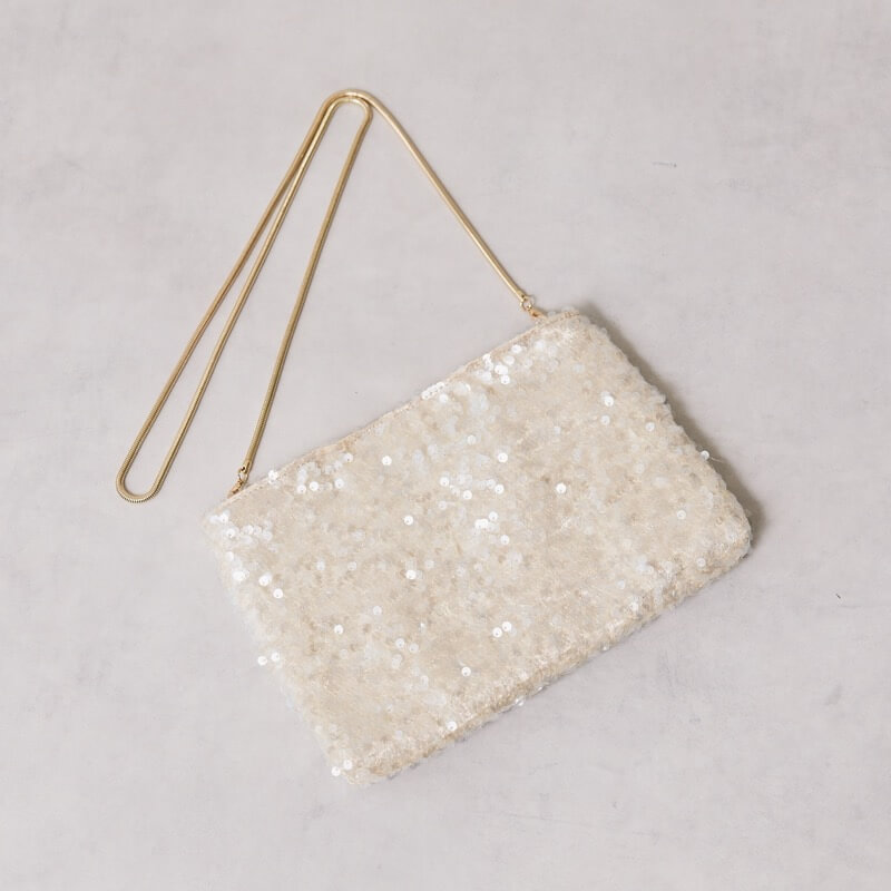 ベージュのスパンコールクラッチバッグ