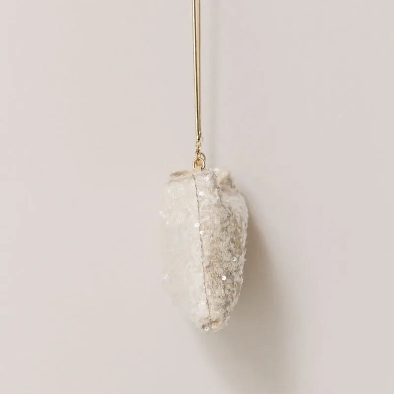 ベージュのスパンコールクラッチバッグ