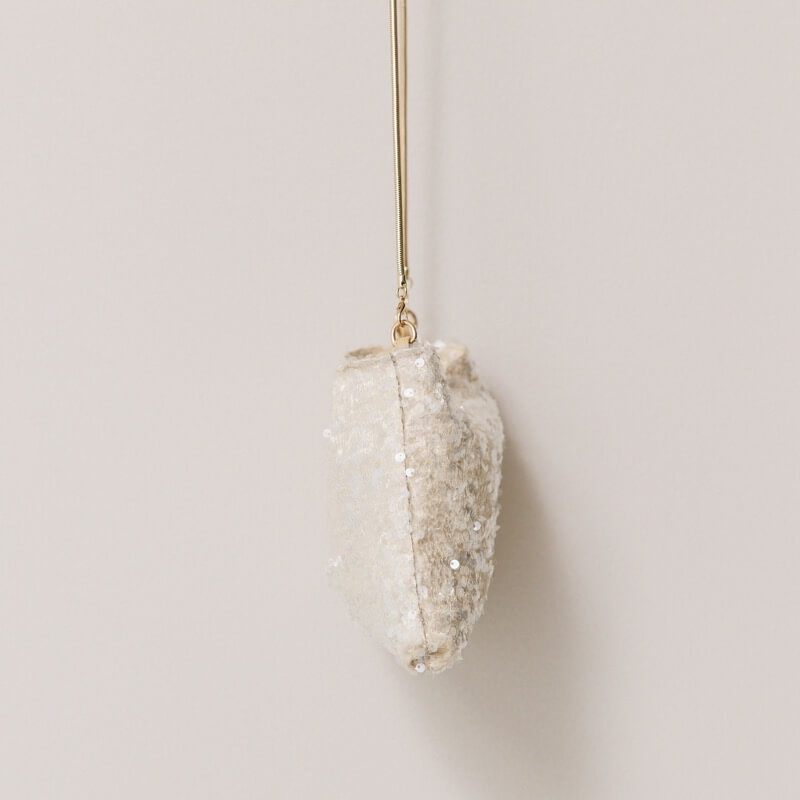 ベージュのスパンコールクラッチバッグ