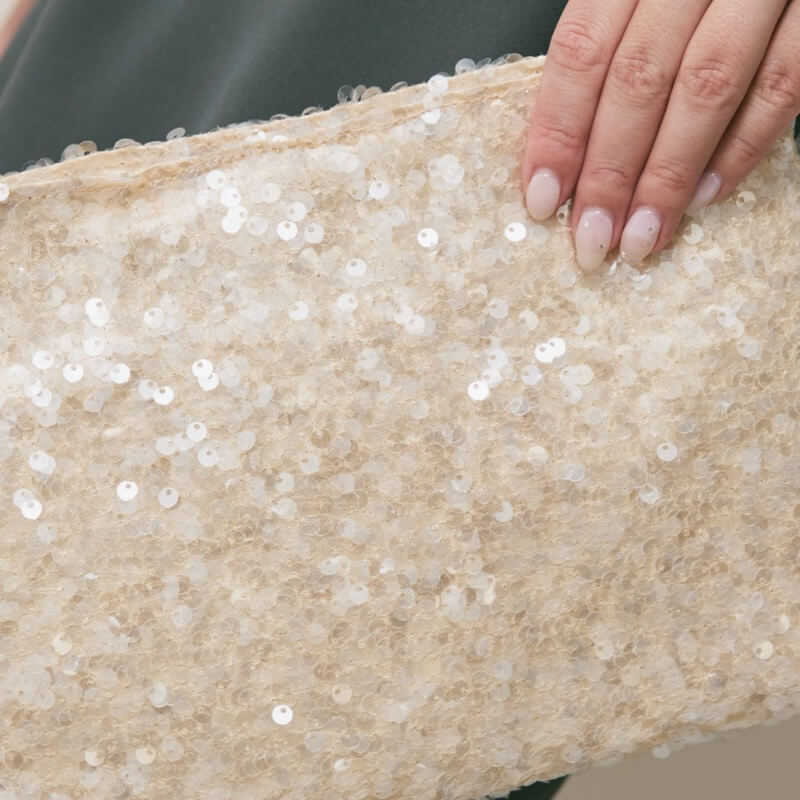 ベージュのスパンコールクラッチバッグ