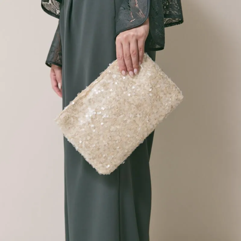 ベージュのスパンコールクラッチバッグ