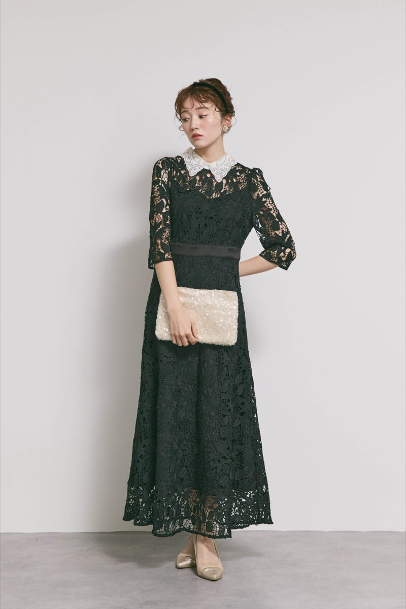 ベージュのスパンコールクラッチバッグ