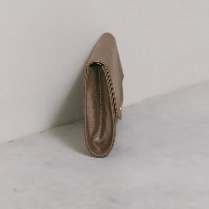 ゴールドのシャインクラッチバッグ