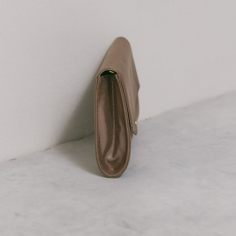 ゴールドのシャインクラッチバッグ