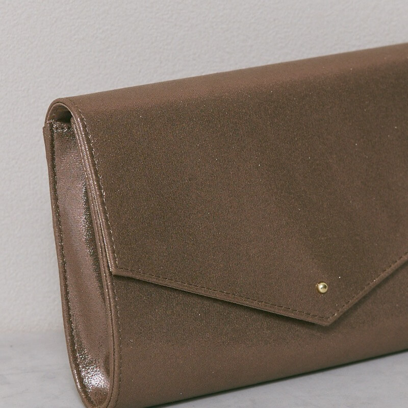 ゴールドのシャインクラッチバッグ