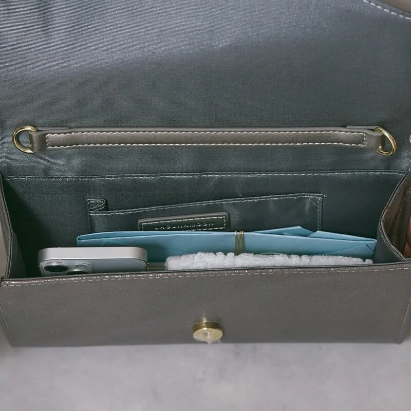 ゴールドのシャインクラッチバッグ