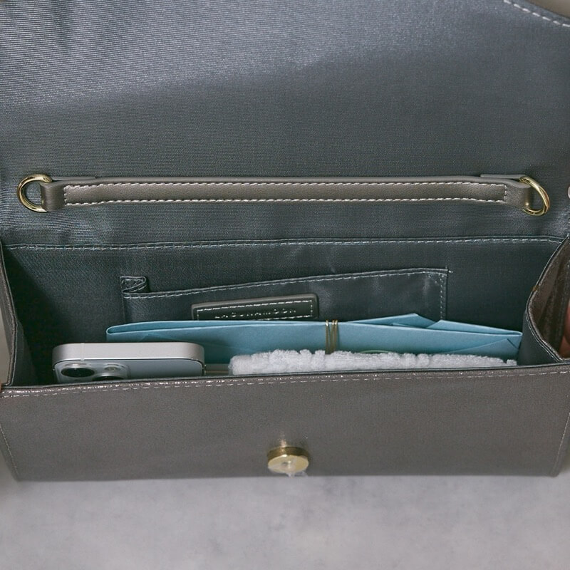 ゴールドのシャインクラッチバッグ