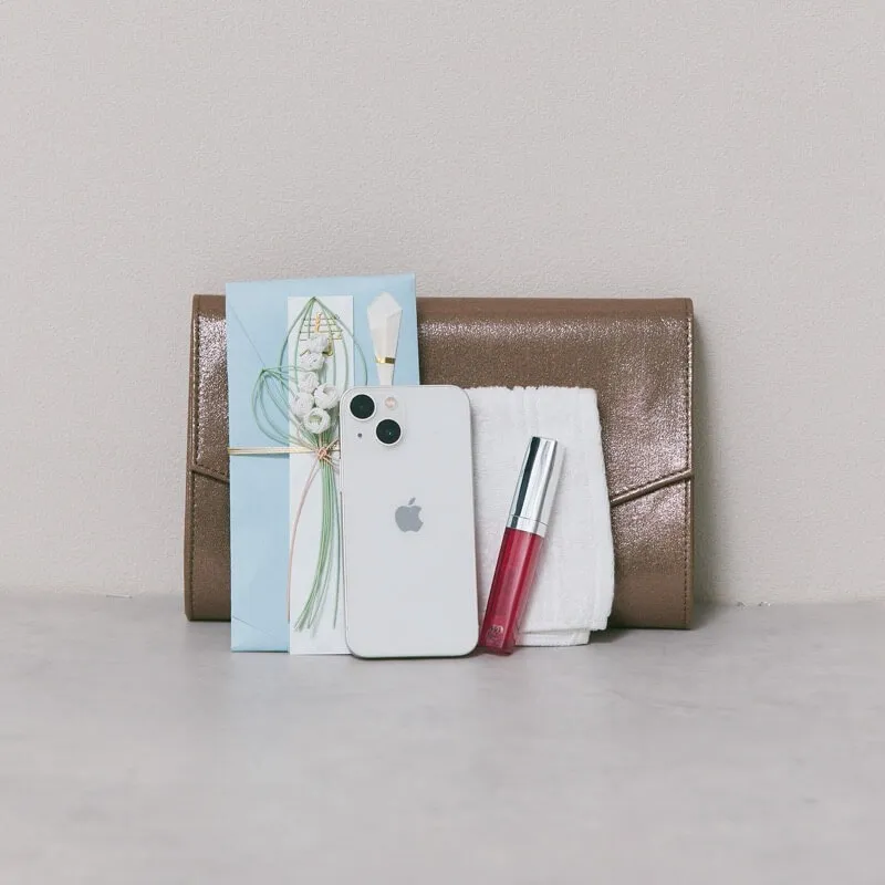 ゴールドのシャインクラッチバッグ